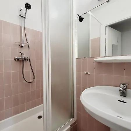 Apartment Centre Studio On Foot With Parking *